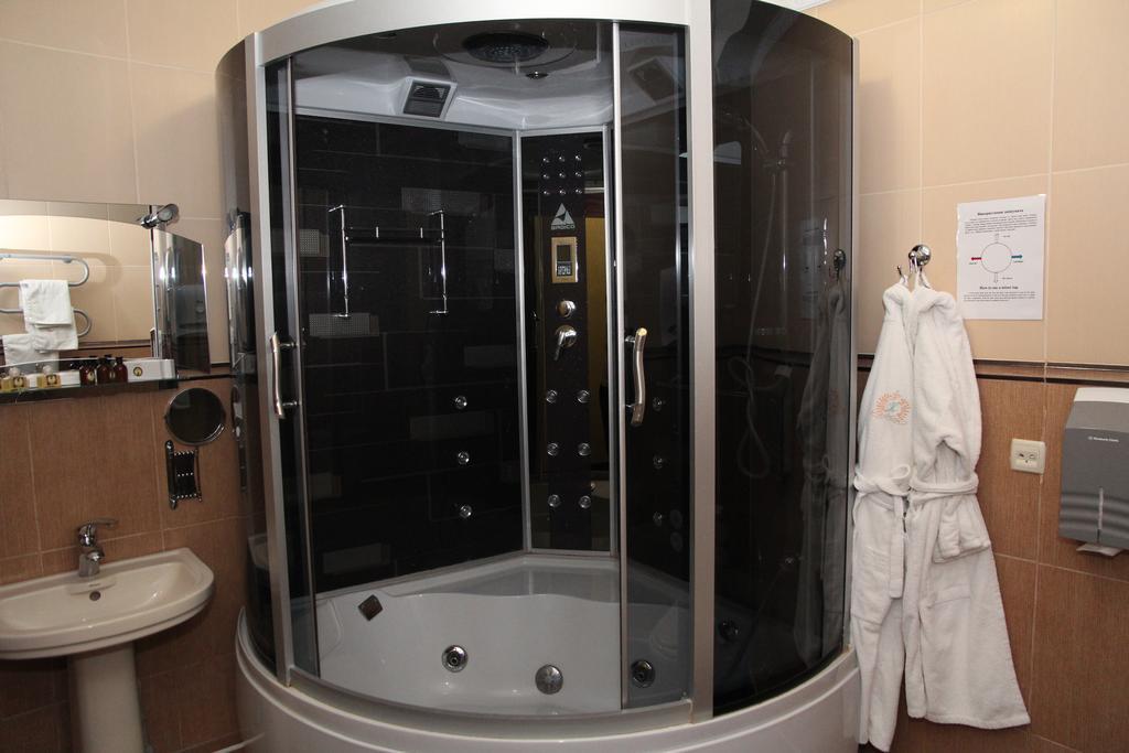 Kleopatra Vip Hotel Kamjanets-Podilskyj Exteriör bild